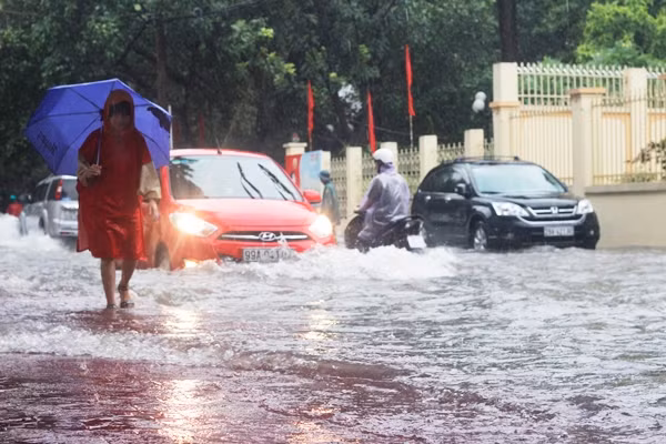 Do mưa lớn nên lượng nước ngập tại khu vực trước cửa UBND phường Nghĩa Tân mỗi lúc một dâng lên, kéo dài khoảng 300m.
