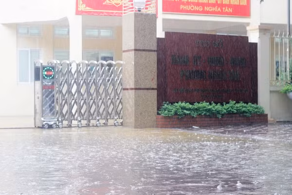 Đúng 14h chiều 19/8, bão số 3 (tên quốc tế là Dianmu) đã trực tiếp ảnh hưởng đến các tỉnh phía đông Bắc Bộ và Bắc Trung Bộ gây mưa to, gió lớn ở nhiều địa phương. Tại Hà Nội, ghi nhận của PV Kiến Thức, lúc 16h cùng ngày, nhiều tuyến đường phố của thủ đô như; Nghĩa Tân, phố Phan Văn Trường, phố Phạm Tuấn Tài, Hoàng Quốc Việt... tiếp tục bị ngập sâu trong nước (khoảng 30-60cm). Trong ảnh, nước ngập sâu khoảng 40cm trước cửa UBND phường Nghĩa Tân (Cầu Giấy, Hà Nội).