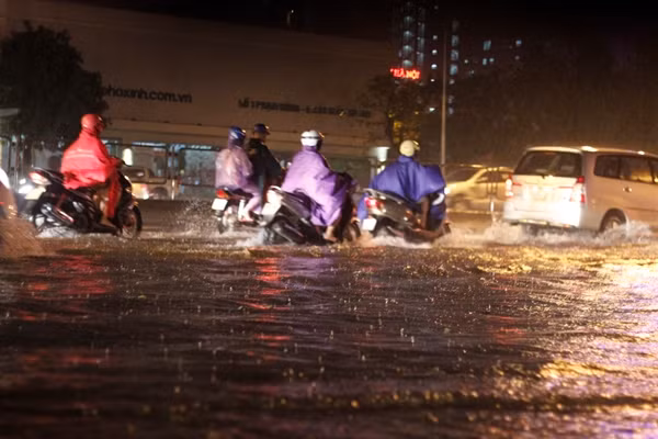 Toan canh Ha Noi ngap ung do anh huong cua bao so 3