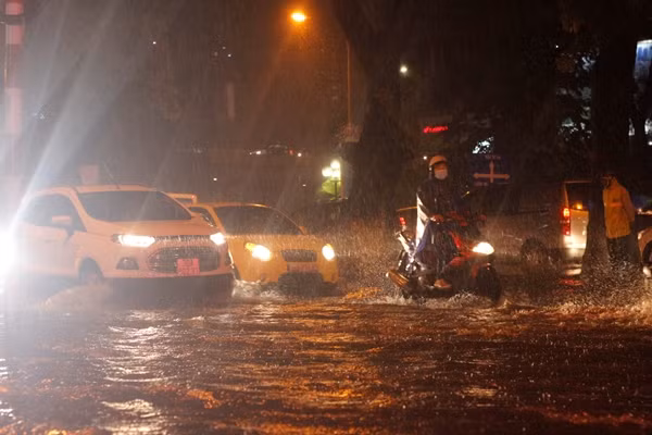 Toan canh Ha Noi ngap ung do anh huong cua bao so 3-Hinh-9