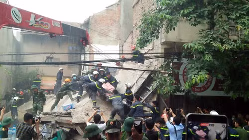 Hiện trường xảy ra vụ sập nhà 4 tầng ở số 43 Cửa Bắc, Hà Nội ngày 4/8.