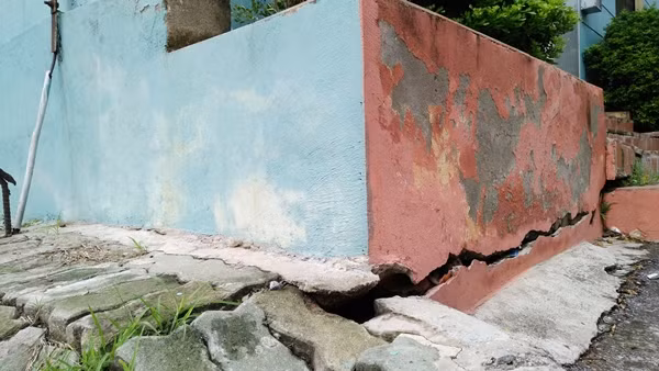 Hiện tại, khu nhà N5 Đồng Tàu đang bị sụt lún vô cùng nghiêm trọng, đe dọa cuộc sống và tính mạng của hàng trăm người dân.