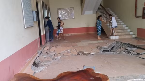 Hiện trường xảy ra vụ sụt lún chung cư N5 Đồng Tàu khiến nhiều người dân sống ở đây hoảng loạn.