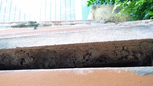 Rãnh nứt toác trên bậc thềm của tòa nhà N5 Đồng Tàu càng ngày càng lan rộng.