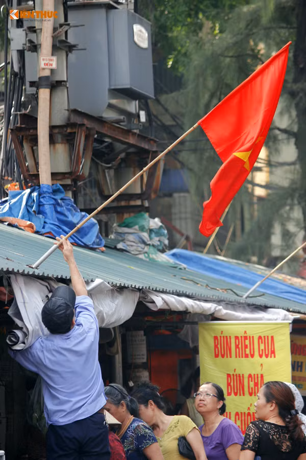 Người dân cắm cờ đỏ sao vàng để mừng ngày Quốc khánh.