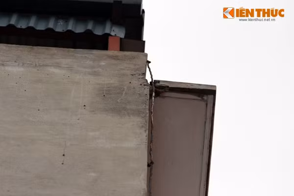 Trong khi đó, ô văng cửa sổ trên tầng cao nhất của ngôi cũng xuất hiện nhiều vết hỏng.