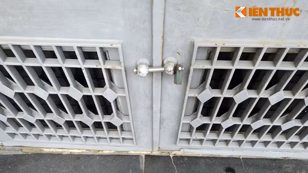 Theo nhiều người dân sống xung quanh, do UBND phường thông báo di dời, chuyển tài sản quan trọng đi chỗ khác nên chỉ thỉnh thoảng ông Tùng - chủ ngôi nhà - mới về. Cũng do ngôi nhà bị sụt lún nghiêm trọng và có thể sập bất cứ lúc nào nên ông Ca vẫn chưa dám tiến hành đào móng để xây nhà trên lô đất số 13 của gia đình.