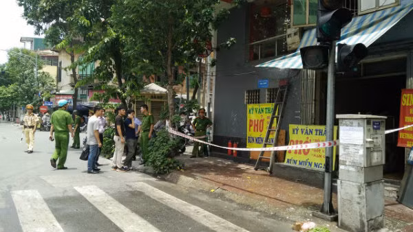 Lực lượng chức năng tiến hành phong tỏa hiện trường để điều tra, làm rõ nguyên nhân xảy ra vụ cháy.