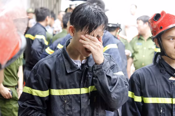 Một chiến sỹ PCCC xúc động không kìm nổi giọt nước mắt khi đưa nạn nhân cuối cùng ra khỏi đống đổ nát.