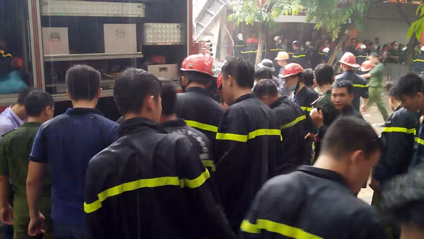 Dù cơn mưa chỉ kéo dài khoảng 5 phút nhưng cũng khiến các cán bộ, chiến sỹ tham gia cứu nạn bị ướt sạch.