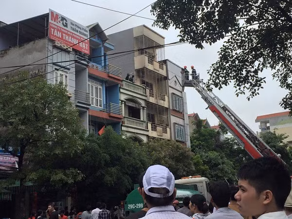 Chay nha 5 tang o Ha Noi 2 nguoi thuong vong-Hinh-2