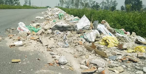 Không chỉ có rác thải sinh hoạt còn có rất nhiều túi rác thải xây dựng như; gạch, ngói, đất đá, bao tải, gỗ mục... do người dân thiếu ý thức đổ trộm ra đường.