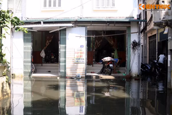 Nước thải ứ đọng, ngập sâu khoảng 40-60cm khiến cuộc sống của hàng trăm người dân nơi đây bị đảo lộn hoàn toàn. Nhiều gia đình vẫn đang bị nước "tấn công" ngập cả vào phía bên trong nhà, phải sống chung với nước thối.
