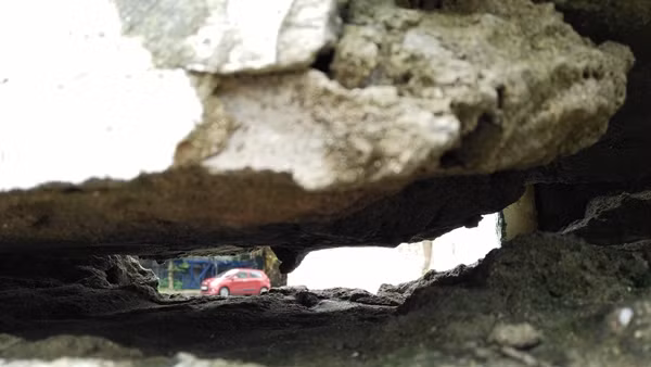 Vết nứt lớn ở nền móng tòa chung cư N5 Đồng Tàu.