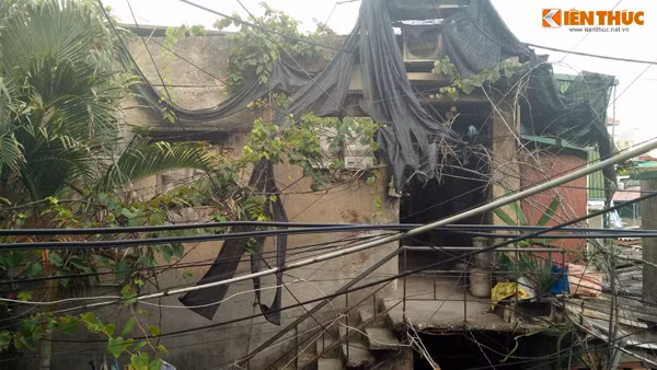 Tuy nhiên, do được xây dựng từ năm 1983 làm nơi ở cho cán bộ, công nhân viên Công ty Xây lắp Hóa chất, qua thời gian dài, đến nay, khu nhà tập thể đã xuống cấp nghiêm trọng, đe dọa sự an toàn của người dân.