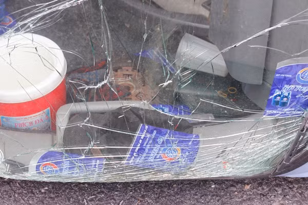 Tại hiện trường, toàn bộ phần kính chắn phía trước ca-bin bị rạn nứt, đồ đạc bên trong bay tung tóe.