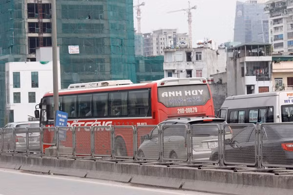 Các phương tiện ô tô di chuyển từ từ do vướng chiếc xe gặp nạn trên tuyến đường trên cao.