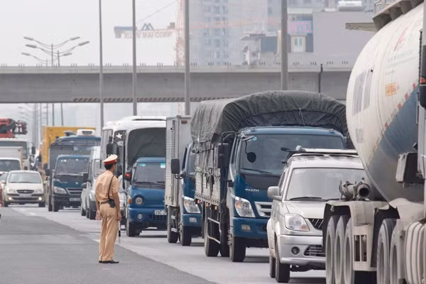 Đến khoảng 9h30 cùng ngày, lực lượng chức năng vẫn đang cố gắng di dời toàn bộ số gas bị rơi ra đường đi chỗ khác, đồng thời phân luồng điều tiết giao thông.