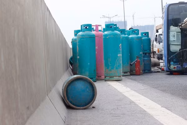 Thông tin ban đầu về vụ tai nạn, khoảng thời gian trên, chiếc xe tải chở gas mang BKS: 29C-605.16 do tài xế Trần Văn Toan (28 tuổi) điều khiển lưu thông về hướng cầu vượt Mai Dịch. Tuy nhiên, khi đang đi thì một chiếc xe khách đi phía sau bất ngờ vượt lên khiến tài xế xử lý không kịp, dẫn đến chiếc xe bị lật ngang ra đường.