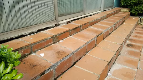 Được biết, tòa nhà chung cư N5 Đồng Tàu xây dựng từ năm 2005, sử dụng năm 2007. Những người dân sinh sống tại tòa nhà cho biết, năm 2014, tòa nhà N5 bắt đầu xuất hiện những vết nứt, sụt lún và từng xảy ra việc sập sàn nhà một lần nhưng đã được UBND TP Hà Nội chỉ đạo sửa chữa. Tuy nhiên, đến ngày 12/8, tòa nhà N5 tiếp tục gặp sự cố sụt lún gây ảnh hưởng nghiêm trọng đến sinh hoạt của người dân.