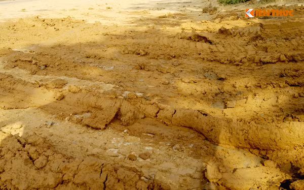 Đoạn đường bị ảnh hưởng bởi bùn đất trên Đại lộ Thăng Long dài hơn 500m. Nếu thời tiết nắng lên đường bụi mịt mù còn mưa xuống thì trơn trượt.