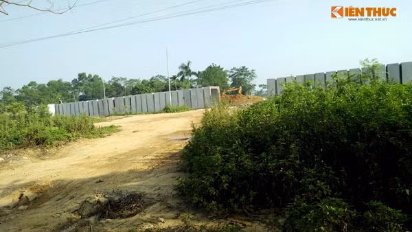 Theo tìm hiểu của PV Kiến Thức, nguyên nhân dẫn đến tình trạng đang phản ánh là do những chiếc xe tải chở đất từ bên trong một công trường đang thi công, xây dựng Khu công nghiệp gần Đại lộ Thăng long, trong quá trình vận chuyển đã làm rơi vãi ra.