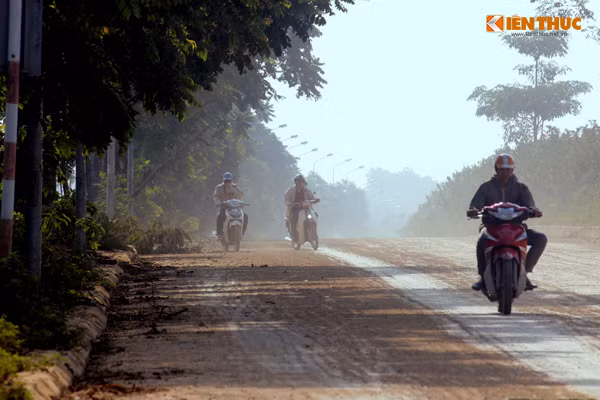 Bụi bẩn bay mịt mù tiềm ẩn nguy cơ tai nạn giao thông cho người và các phương tiện.