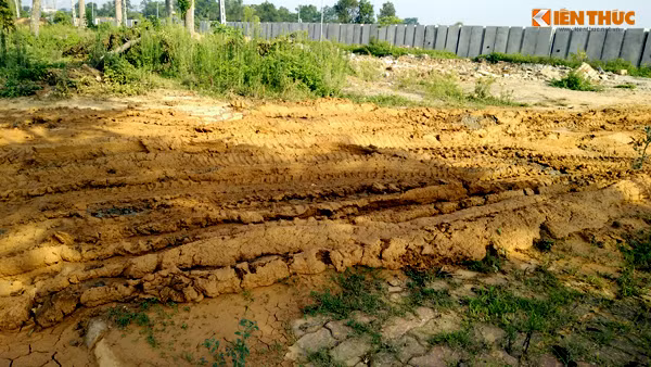 Bùn đất nhếch nhác, bẩn thỉu từ bên trong công trường xây dựng không được xử lý cẩn thận gây ảnh hưởng ra bên ngoài Đại lộ Thăng long.