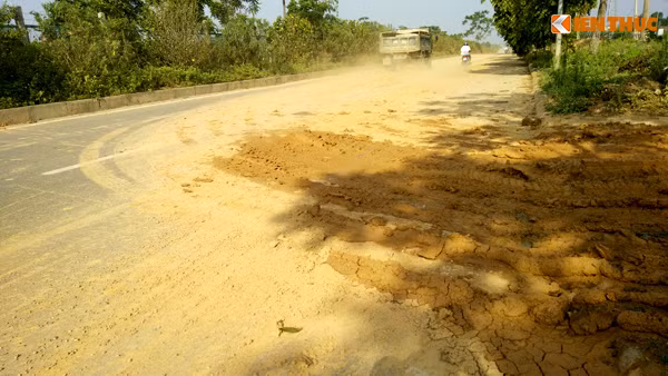 Thời gian gần đây, nhiều người tham gia giao thông không khỏi bức xúc trước tình trạng bùn đất rơi vãi trên Đại lộ Thăng long (tại Km 27+955, đoạn qua địa phận huyện Thạch Thất, Hà Nội).