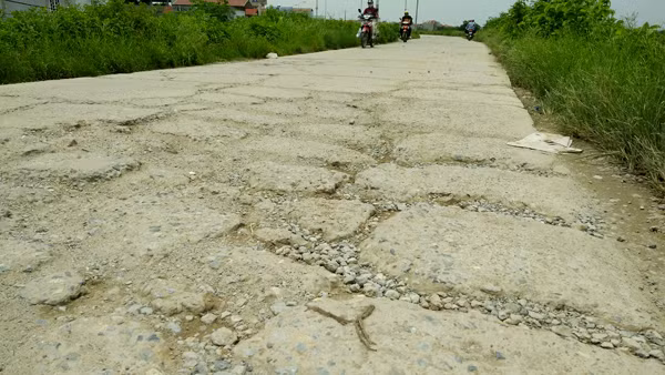 Ha Noi: Xe qua tai “bam nat” duong de Yen Nghia-Hinh-4