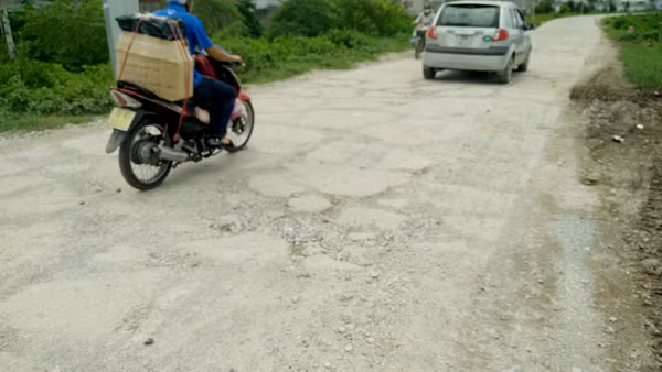 Ha Noi: Xe qua tai “bam nat” duong de Yen Nghia-Hinh-8