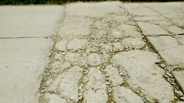 Ha Noi: Xe qua tai “bam nat” duong de Yen Nghia-Hinh-5