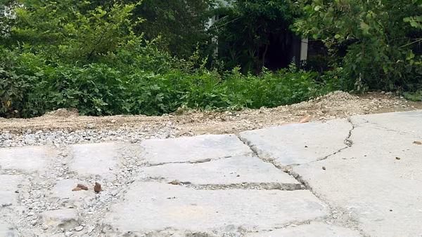 Ha Noi: Xe qua tai “bam nat” duong de Yen Nghia-Hinh-6