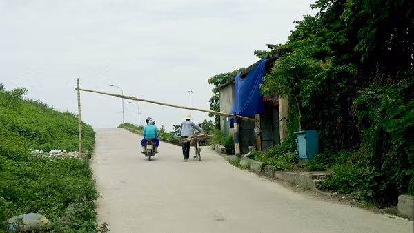 Ha Noi: Xe qua tai “bam nat” duong de Yen Nghia-Hinh-9