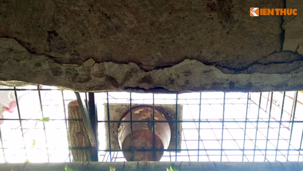 Nhiều mảng tường trên trần nhà đã rơi vỡ theo những vết nứt và không có dấu hiệu dừng lại.