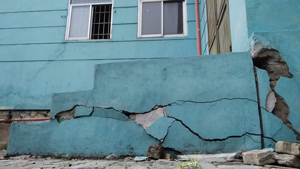 Điều đáng nói, từ sự cố sụt lún sàn nhà chung cư N5 Đồng Tàu, nhiều người không khỏi hoảng hốt khi chứng kiến hình ảnh nền móng xung quanh tòa nhà N5 xuất hiện những vết rạn nứt toác. Các vết nứt này càng ngày càng lan rộng vô cùng nguy hiểm.