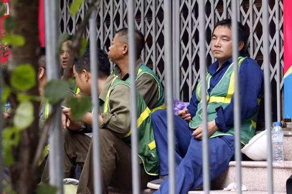 Các nhân viên cây xanh, môi trường cũng tranh thủ nghỉ ngơi sau khi cùng các lực lượng khác tham gia ứng cứu các nạn nhân, thu dọn hiện trường.