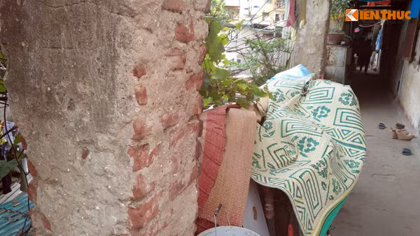 Khu nhà được xây dựng chủ yếu bằng gạch và vôi vữa, nay xuống cấp để lộ nguyên những viên gạch bên trong.