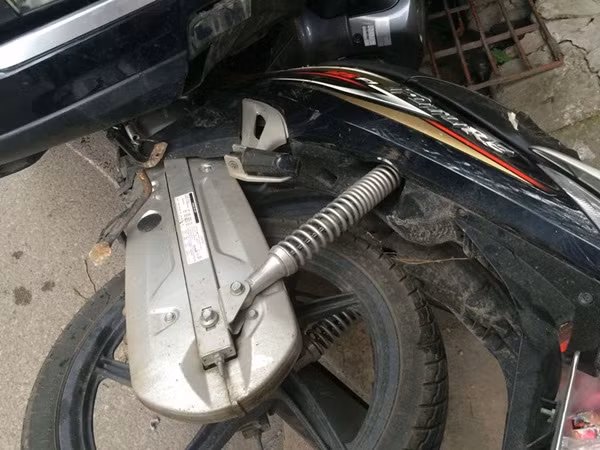 HN: Bi o to cuon vao gam, co gai may man thoat chet-Hinh-3