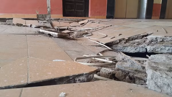 Cận cảnh chỗ sụt lún khiến toàn bộ gạch hoa xung quanh vỡ vụn.