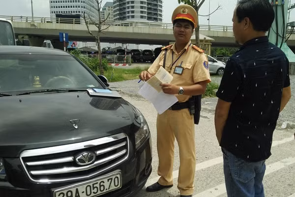 Tài xế (áo đen) cùng chiếc xe ô tô.