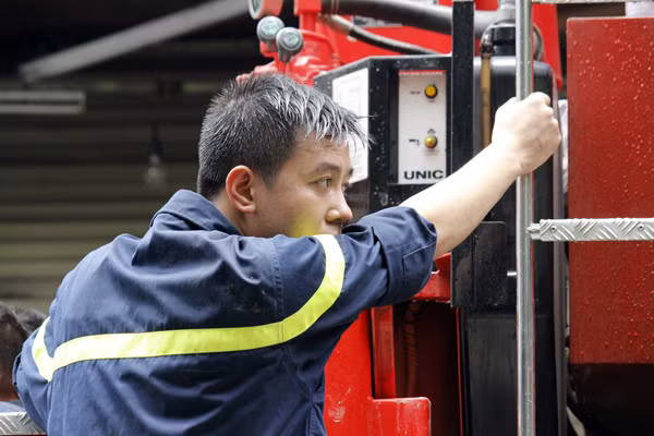 Các cán bộ, chiến sỹ cứu nạn mệt nhọc do phải liên tục suốt nhiều giờ đồng hồ tham gia tìm kiếm các nạn nhân.