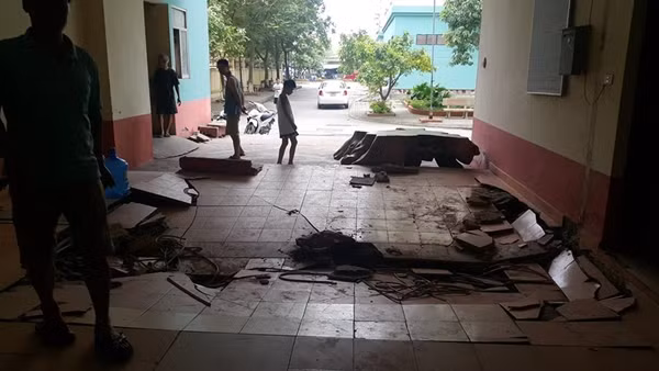 Sự cố gây ảnh hưởng đến đường ống dẫn nước của hầu hết các hộ dân sống trong toàn nhà chung cư N5 Đồng Tàu.