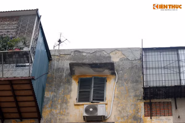 Các "chuồng cọp" được cơi nới trái phép không chỉ làm thay đổi diện tích mà còn mất mỹ quan, tăng trọng tải, trong khi đó khu tập thể ngày càng xuống cấp nguy hiểm và có thể sập bất cứ lúc nào.