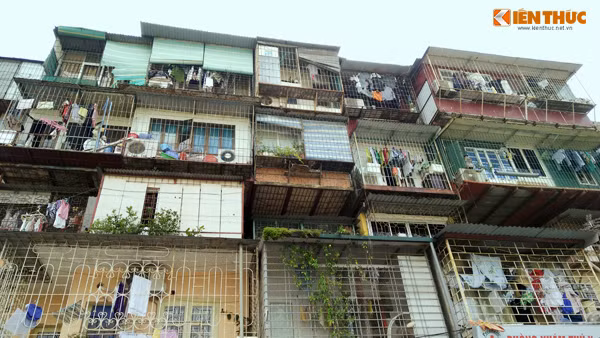 Trải qua thời gian, hai đơn nguyên 1 và 2 của nhà tập thể GA6 Thành Công bị xuống cấp nghiêm trọng, nguy hiểm ở cấp độ D (mức độ nguy hiểm cao nhất theo tiêu chuẩn xây dựng) và nằm trong danh sách 42 khu nhà tập thể cũ nát phải di dời được UBND TP Hà Nội liệt kê.