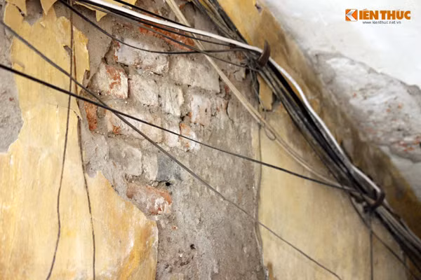 Những viên gạch đỏ bên trong lộ ra ngoài sau khi các mảng tường bị bong tróc.