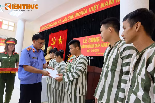 Anh: Bo con om chat nhau truoc cua trai tam giam so 1