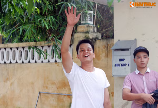 Anh Nguyễn Tuấn Anh (SN 1984, Đông Anh, Hà Nội) không ngừng nở nụ cười, tay luôn vẫy về phía người thân đang đứng chờ đón anh sau khi chấp hành xong án phạt 36 tháng tù (được giảm thời hạn 2 lần) về tội danh trộm cắp tài sản.