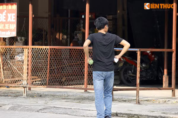 Trong khi đó, một số người lại lặng lẽ ra về vì không có người thân đến đón.