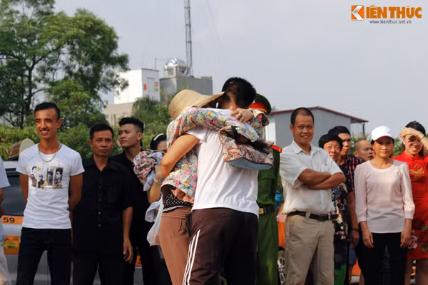 Người thân ôm chặt Tuấn Anh và khóc nức nở trong niềm vui mừng khiến những người khác đứng đợi cũng phải nghẹn lòng.